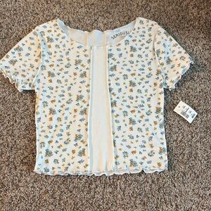 Short sleeve ruffle end baby tee. Floral design with inside out hemming style.